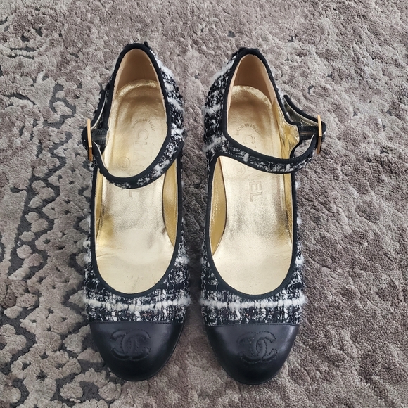 Chanel Black/White Tweed Mary Jane Cap Toe Pumps 35 - Picture 7 of 12